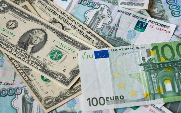 ЦБ повысил официальные курсы доллара и евро более чем на ₽2,50