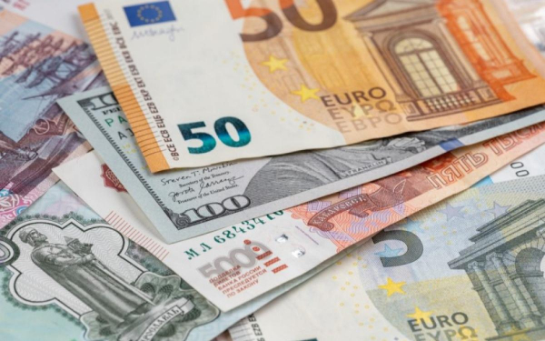 ЦБ повысил официальный курс евро почти на ₽1,50
