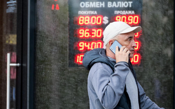 Минимальный курс доллара в обменниках Москвы упал ниже ₽870