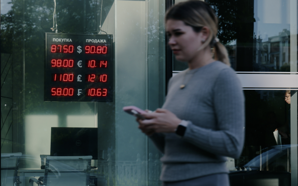 Индекс Мосбиржи, резкое ослабление рубля, нефть выше $82: дайджест2